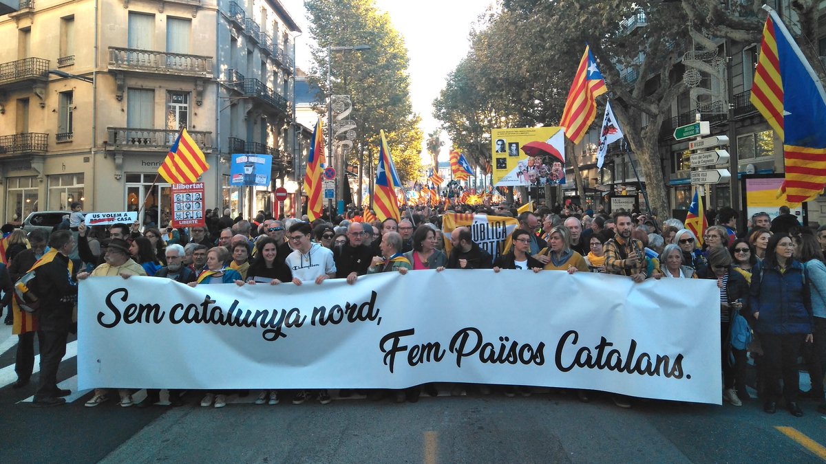 Viquipedia's tweet photo. Avui, 7 de novembre, és la Diada de la Catalunya Nord.

Commemora, amb una manifestació i la cloenda del Correllengua a Perpinyà, la partició de Catalunya i l'annexió a França del seu nord en virtut del Tractat dels Pirineus signat #taldiacomavui de 1659.

https://t.co/QJNdJJU19Y https://t.co/IbE0ljRFg5