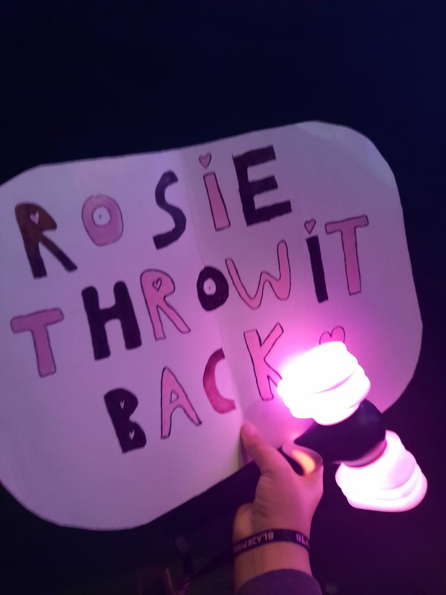 Wony_foreva's tweet photo. Rosé reading my sign with Lisa during soundcheck 💓 #bornpinkhamilton #BORNPINK #BORNPINKWORLDTOUR #hamilton #Soundcheck #BLACKPINK #blackpinkcanada #BLACKPINKinHAMILTON #hamilton https://t.co/4MOoIlctbm