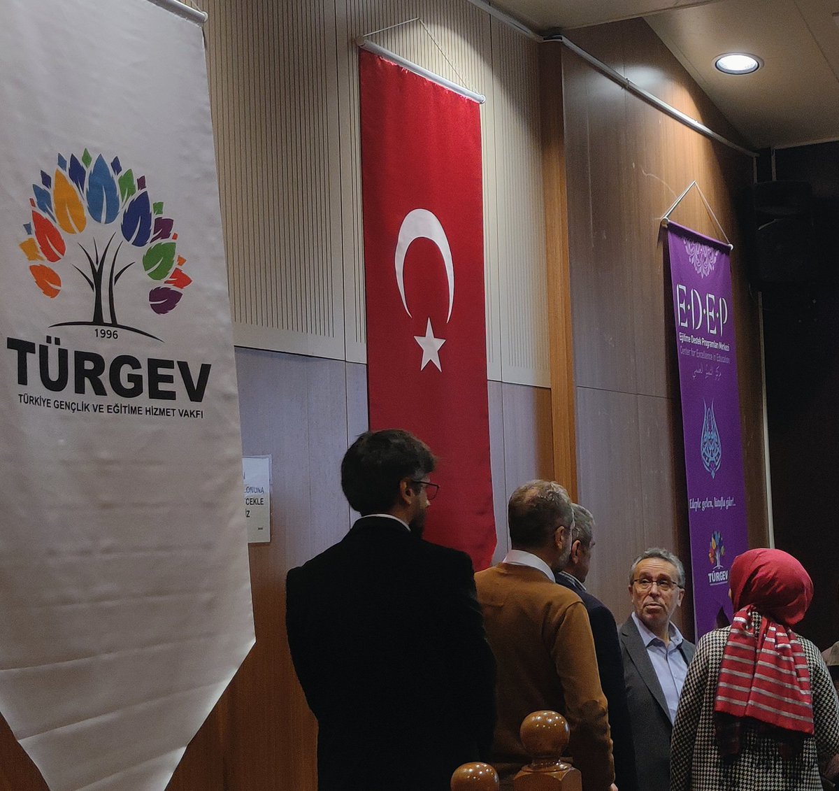 zeynunnisa_'s tweet photo. sevgili günlük
bugün mezuniyette gözyaşı döktük fakat mezun olan biz değildik :')
'insanın ömrü, bereketini görmeye yetmez..' https://t.co/2Mqga6eUZW
