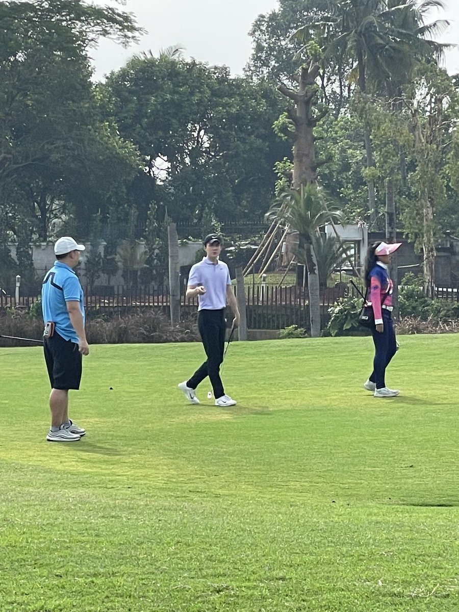 calvincandra18's tweet photo. Sedeket itu sama Oh Sehun pas golf tadi pagi. Awalnya gatau dia siapa pas neduh bareng tapi caddie pada heboh 😂 @EXOINDONESIA @OhSehunID @xunqi_indonesia #exo https://t.co/s1WWnQ2rVv
