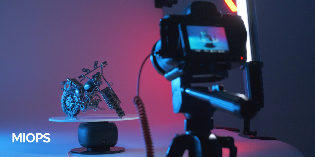 Just tell Capsule PRO how many #pictures you want to take. Capsule PRO will rotate the turntable accordingly and it will also trigger the #camera to capture smooth and quick 360° photos.

📎To find out more visit our website.
#miopstrigger #photographygear #photographer