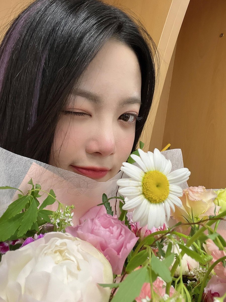 444_celestial's tweet photo. 𝙰 quick update de su pelona favorita unas horas antes de quedar [más] calva 📝 ¿la razón? lo sabrán en el siguiente 𝕦pdate, sowrry T^T pero las fotos nos salen hasta por la cola and is a must guardar todo lo que sirva para relleno, half joke!

𝑣erøna 𝔠hild 🌼ꕀ #𝑛anno https://t.co/shhlHZZ8PU