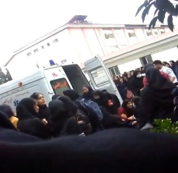 ارسالی:
صدای دانش اموزای مدرسه دخترانه حضرت معصومه شهر نور باشیم 
گاز اشک اور زدن و ۳۰ نفر رو بردن با اورژانس و اجازه نمیدن به والدینشون برن اورژانس
مدیر مدرسه نسیم آذری هستش که لو داده بچه هارو
#مهسا_امینی
#اعتصابات_سراسری