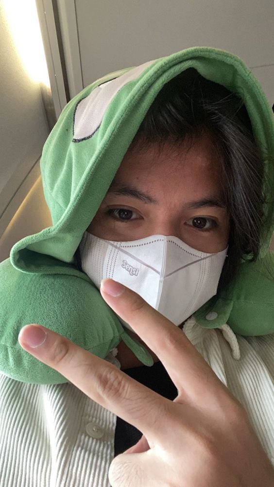 hourlyangga's tweet photo. bantal leher hijau kesayangan angga 🌱

#AnggaYunanda https://t.co/eoUzBb623g