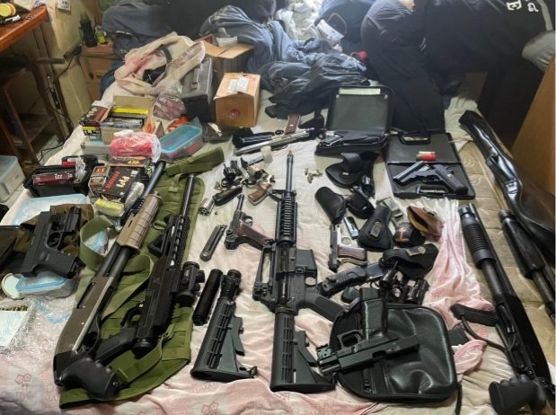 pleunpit_Ch9's tweet image. ผู้บัญชาการตำรวจภูธรภาค 8 สนธิกำลังฝ่ายปกครองบุกตรวจค้นบ้านนายเดวิดสัญชาติสวิตเซอร์แลนด์อาศัยอยู่ในบ้านพักพื้นที่อ.กะทู้จ.ภูเก็ตพบอาวุธปืนยาว และอาวุธสงคราม 7 กระบอกอาวุธปืนสั้น 19 กระบอกระเบิด 11 ลูก มีทั้งแบบขว้างสังหารและเบอร์แบบแสง คุมตัวดำเนินคดีตามกฎหมาย
@TNAMCOT