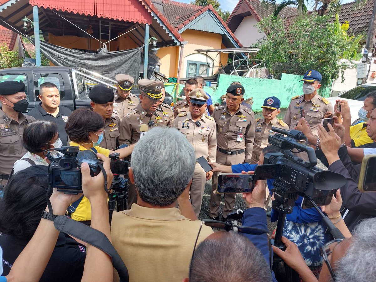 pleunpit_Ch9's tweet image. ผู้บัญชาการตำรวจภูธรภาค 8 สนธิกำลังฝ่ายปกครองบุกตรวจค้นบ้านนายเดวิดสัญชาติสวิตเซอร์แลนด์อาศัยอยู่ในบ้านพักพื้นที่อ.กะทู้จ.ภูเก็ตพบอาวุธปืนยาว และอาวุธสงคราม 7 กระบอกอาวุธปืนสั้น 19 กระบอกระเบิด 11 ลูก มีทั้งแบบขว้างสังหารและเบอร์แบบแสง คุมตัวดำเนินคดีตามกฎหมาย
@TNAMCOT
