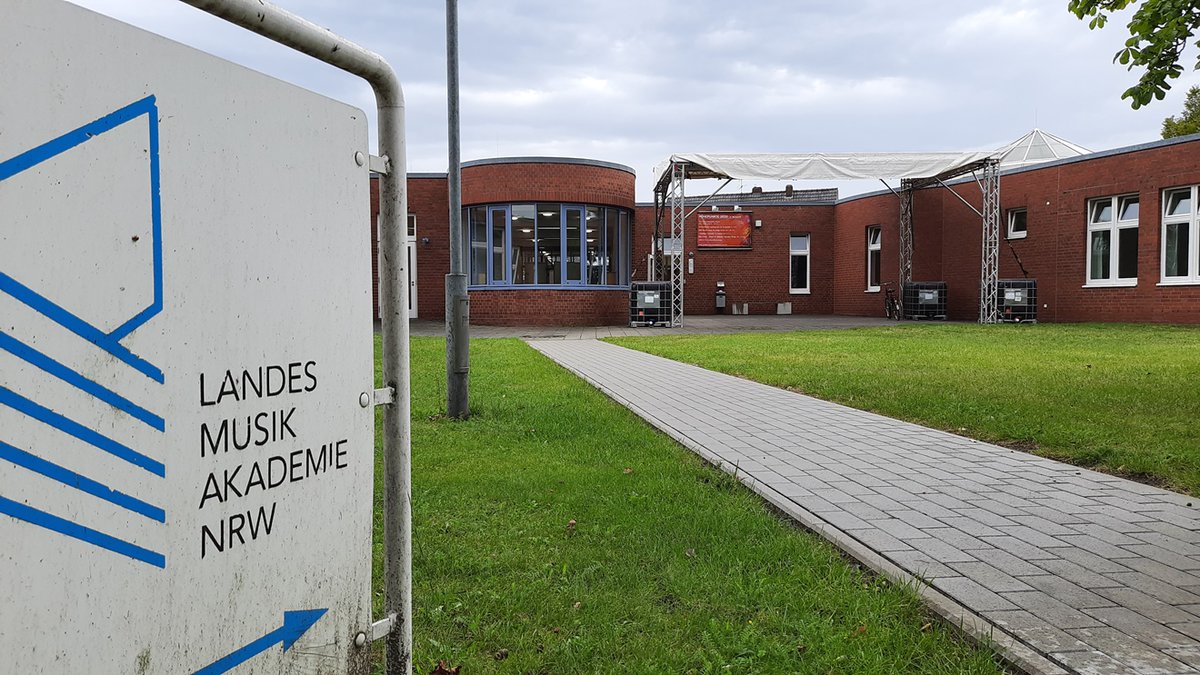 Und noch 'ne Bewilligung: Die <a href="/BezRegMuenster/">Bezirksregierung Münster</a> hat das #LEADER-Projekt zur Schaffung eines rollstuhlgerechten Zugangs zur #Landesmusikakademie in #Heek-#Nienborg bewilligt.

Ein weiterer wichtiger Baustein zur #Barrierefreiheit in #AHL. 

Danke - wir freuen uns!