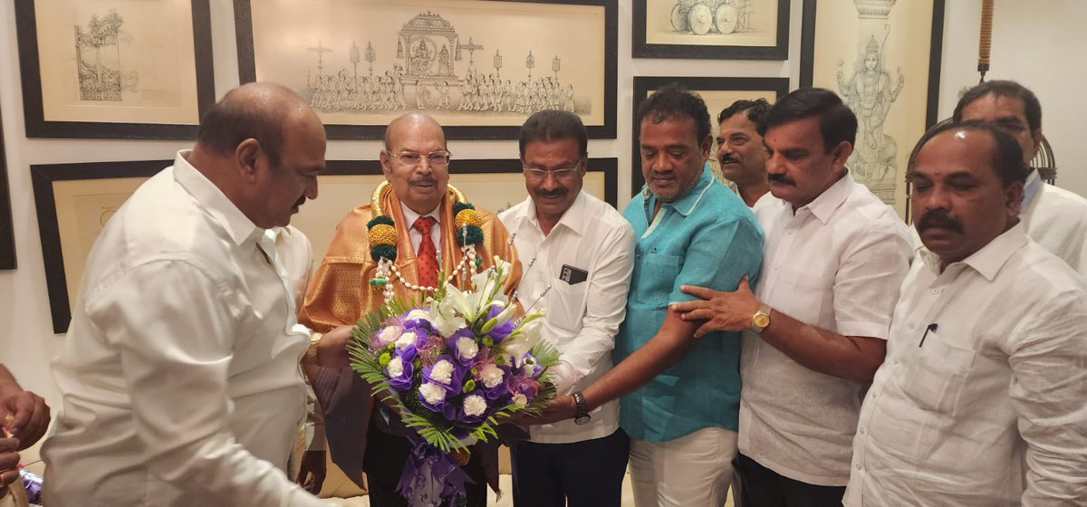 LSrinivasBJP's tweet image. ಆತ್ಮೀಯರಾದ ಶ್ರೀ ದೊರೆಸ್ವಾಮಿ ನಾಯ್ಡು ಅವರ ಮನೆಗೆ ತೆರಳಿ ಅವರಿಗೆ ಜನ್ಮದಿನದ ಶುಭಾಶಯಗಳನ್ನು ತಿಳಿಸಿದೆ.

ಭಗವಂತನ ಕೃಪಾಶೀರ್ವಾದ ಸದಾ ಅವನು ಮೇಲೆ ಇರಲಿ ಎಂದು ಪ್ರಾರ್ಥಿಸುತ್ತೇನೆ.

#PavanKumarMP #ChikkalasandraBJP #PadmanabhanagarBJP