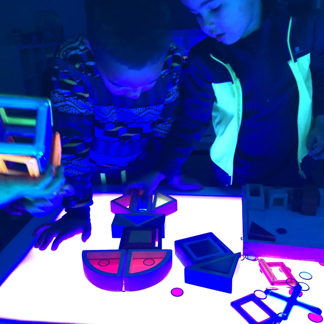 Escola_StIgnasi's tweet photo. CAU DE LLUM💡
El cau de llum és un espai on els infants experimenten tot jugant amb diferents fonts de llum🌞, ombres🌝 i foscor🌚. S’endinsen en un món on el sentit de la vista hi juga un paper molt important. https://t.co/EryPoivb9Q