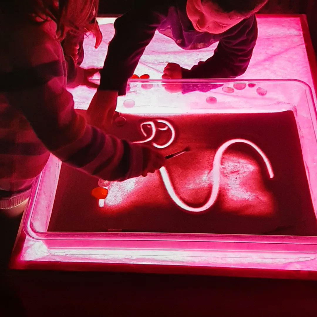 Escola_StIgnasi's tweet photo. CAU DE LLUM💡
El cau de llum és un espai on els infants experimenten tot jugant amb diferents fonts de llum🌞, ombres🌝 i foscor🌚. S’endinsen en un món on el sentit de la vista hi juga un paper molt important. https://t.co/EryPoivb9Q