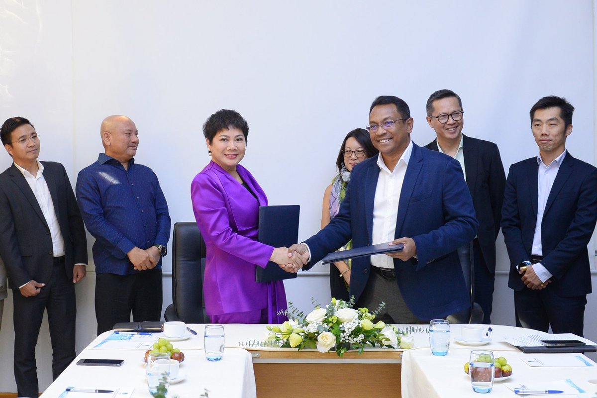 OmestiGroup's tweet photo. Technology solutions provider #MicrolinkMY has cemented its presence in #Vietnam via #digitalisation drives with water company AquaOne and leading insurance provider VienDong Assurance. Read the full story here: https://t.co/RYq7zznqZp

#insurtech #insurance #automation #iot #MOU https://t.co/VvgGiddNQT