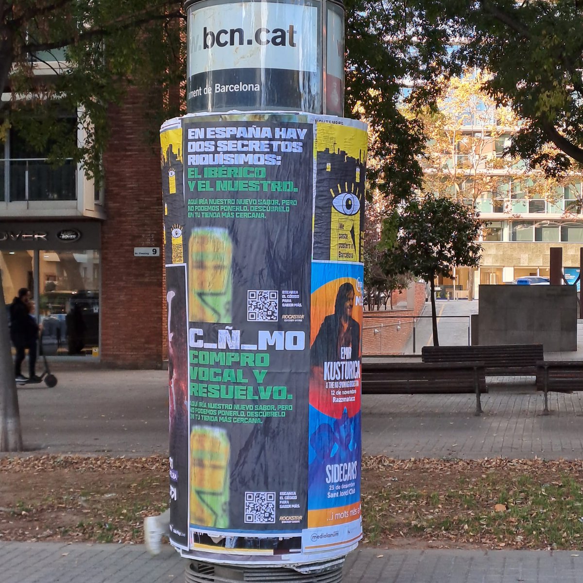 diafar's tweet photo. @bcncat en serio volem això? Menors d edat consumint aquestes begudes. Més concienciació sobre el consum I promoció d aquestes begudes. Nens I nenes de 12 I 13 en compren.  A molts països prohibit. Aquí promoció a peu de carrer. https://t.co/gY4F2GYWHW