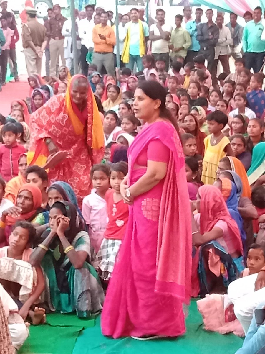 svembu's tweet image. 1/ Yesterday our rural event in Tekwari village, Sonbhadra district, UP was organized by a remarkable woman Ms Ruby Prasad, former MLA of Duddhi constituency. She came from a humble Dalit background in Jharkhand, got married in UP, then obtained a BSc degree in Chemistry.