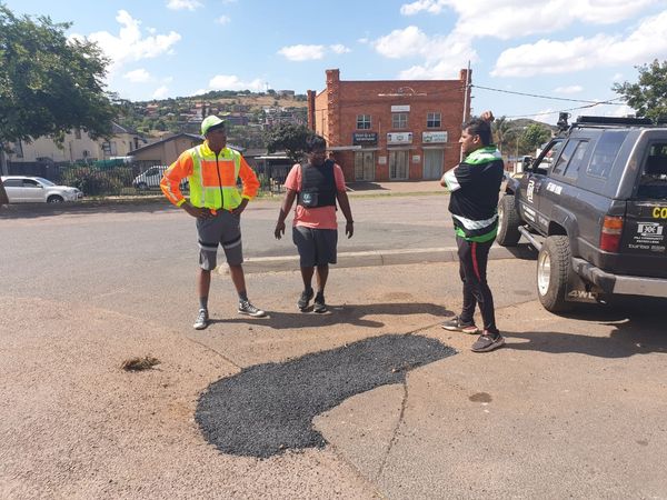 ActionSALaudium's tweet photo. We decided to fix some potholes in our CBD! 💚

A practical approach to service delivery always proves to be more effective

@HermanMashaba @Action4SA @ActionsaCaucus @henriettefroh @BonganiBaloyiBB @Rambohannes @AtholT https://t.co/tT9OJ3O7DJ