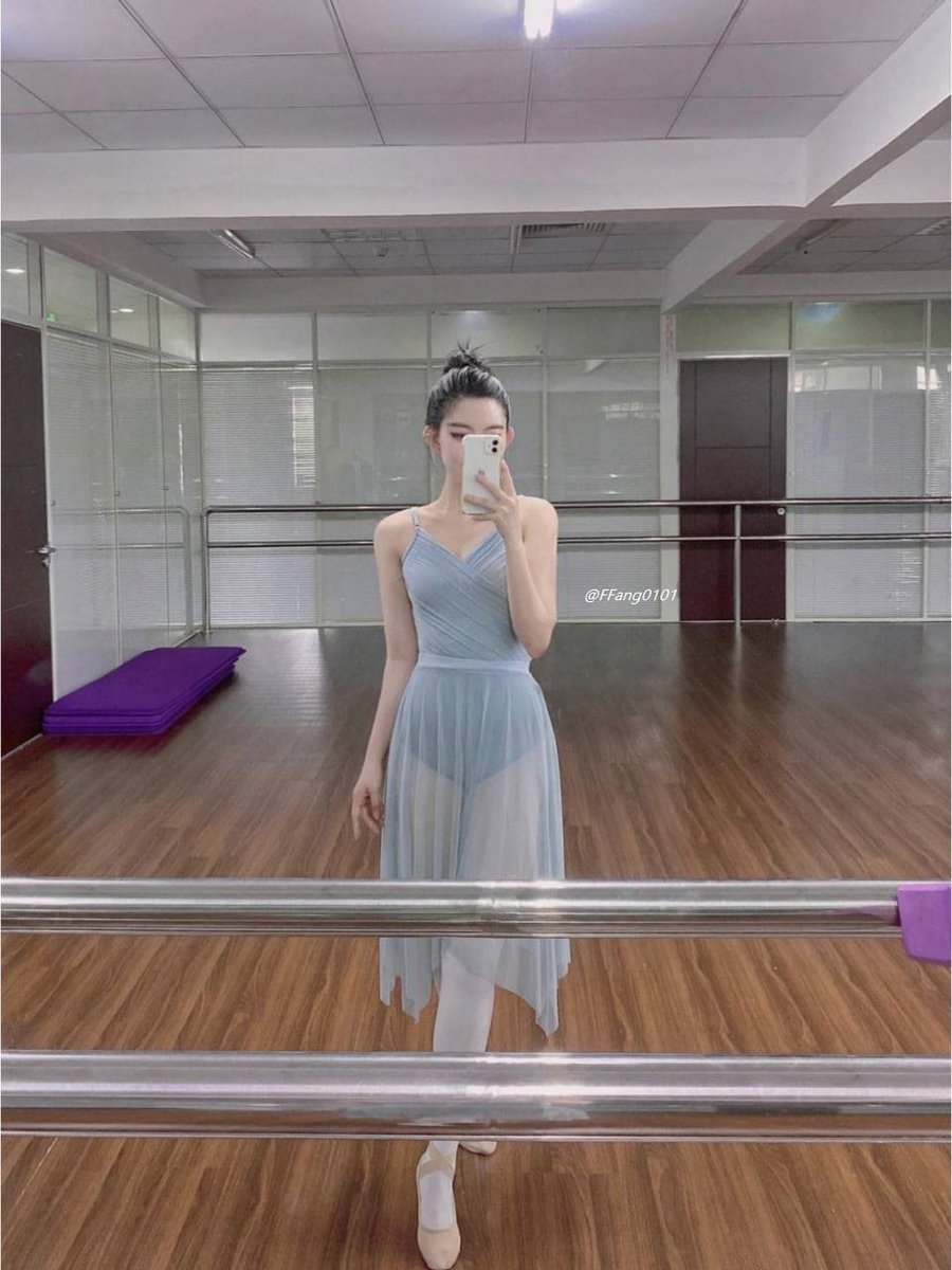 FFang0101's tweet photo. 多角度的身体交流才能让彼此达到身体最佳契合的状态，别人不能给哥哥的在我这里都可以给你哟！ https://t.co/985x4jBA6g