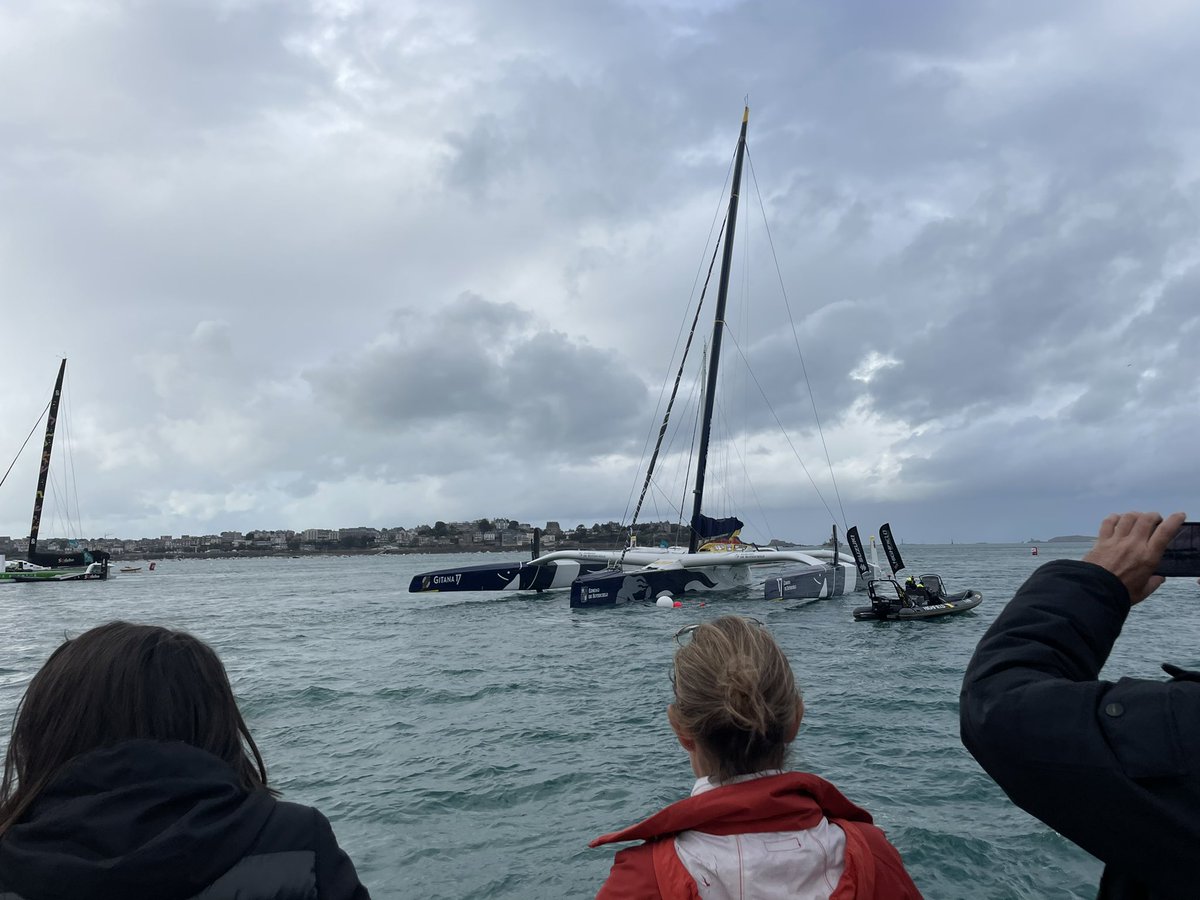 Départ reporté mais… fabuleuse ambiance pour les derniers jours avant le départ de la #RouteDuRhum. Force à <a href="/yoannrichomme/">Yoann Richomme</a>, à son <a href="/TeamPaprecArkea/">Paprec Arkéa Team</a> et merci aux équipes <a href="/cmarkea/">Crédit Mutuel Arkéa</a> pour l’organisation de ce moment. #RDR2022 #SaintMalo #BZH