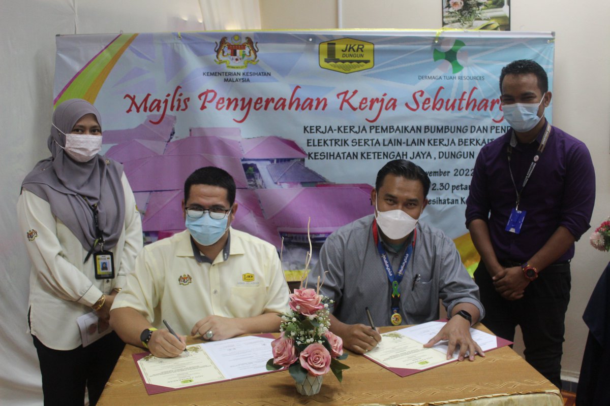 Majlis Penyerahan Projek Siap bagi Kerja - kerja  Pembaikan Bumbung &amp; Pendawaian Elektrik di Klinik Kesihatan Ketengah Jaya, Dungun, Terengganu.
<a href="/JKRMalaysia/">JKR Malaysia</a> <a href="/JKRTerengganu/">JKR Terengganu</a>
<a href="/IrHjMdridzwan/">IrHjMdridzwan</a>
<a href="/HasliJKR/">Hasli Ibrahim (Ir. Dr.)</a>
<a href="/AlAzhar_JKR/">Al Azhar</a>
<a href="/noorulasliza/">Noorul Asliza Mat Jusoh</a> <a href="/MisRuhaila/">Mis Ruhaila</a>