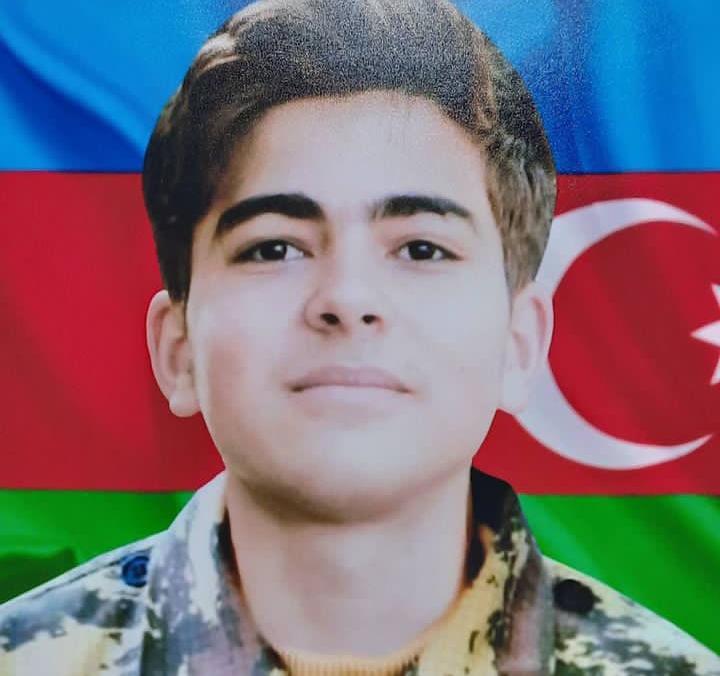 #Zəfərfədakarlıqlaqazanılır
Özü yaralı olduğu halda dostlarını tibbi maşına  daşıyan Şəhid Vüsal İsmayılzadənin Fədakarlığı kimi🇦🇿