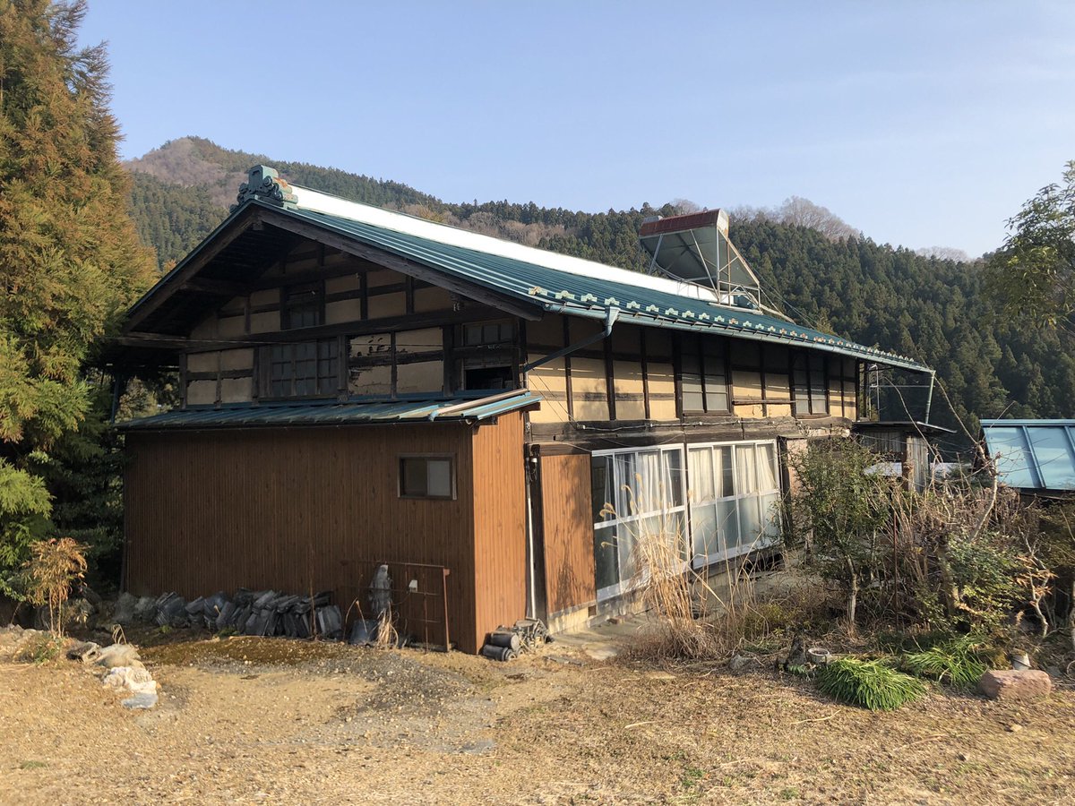 hiderock1's tweet photo. 秩父の山の上の方の古民家に移住して片付けと改修をやってます
自分で改修してるんで、終わるまでどのくらい時間がかかるか分からないけどぼちぼちやっていきます(^ ^)
#田舎暮らし
#秩�� 
#古民家 https://t.co/o9oN6ET5yO
