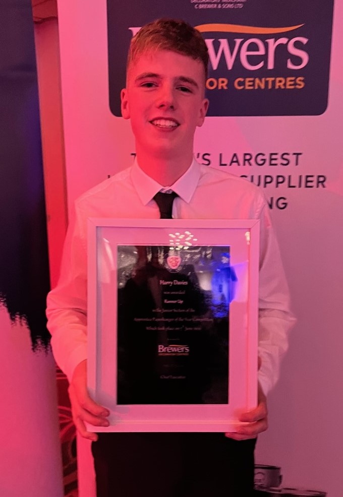 lcb_Painting's tweet image. Congratulations to @lcb_painting apprentice Harry Davies. Runner up in the @ThePDA @Brewerspaints apprentice Wallpaper Hanger 2022. @StratfordManorQ