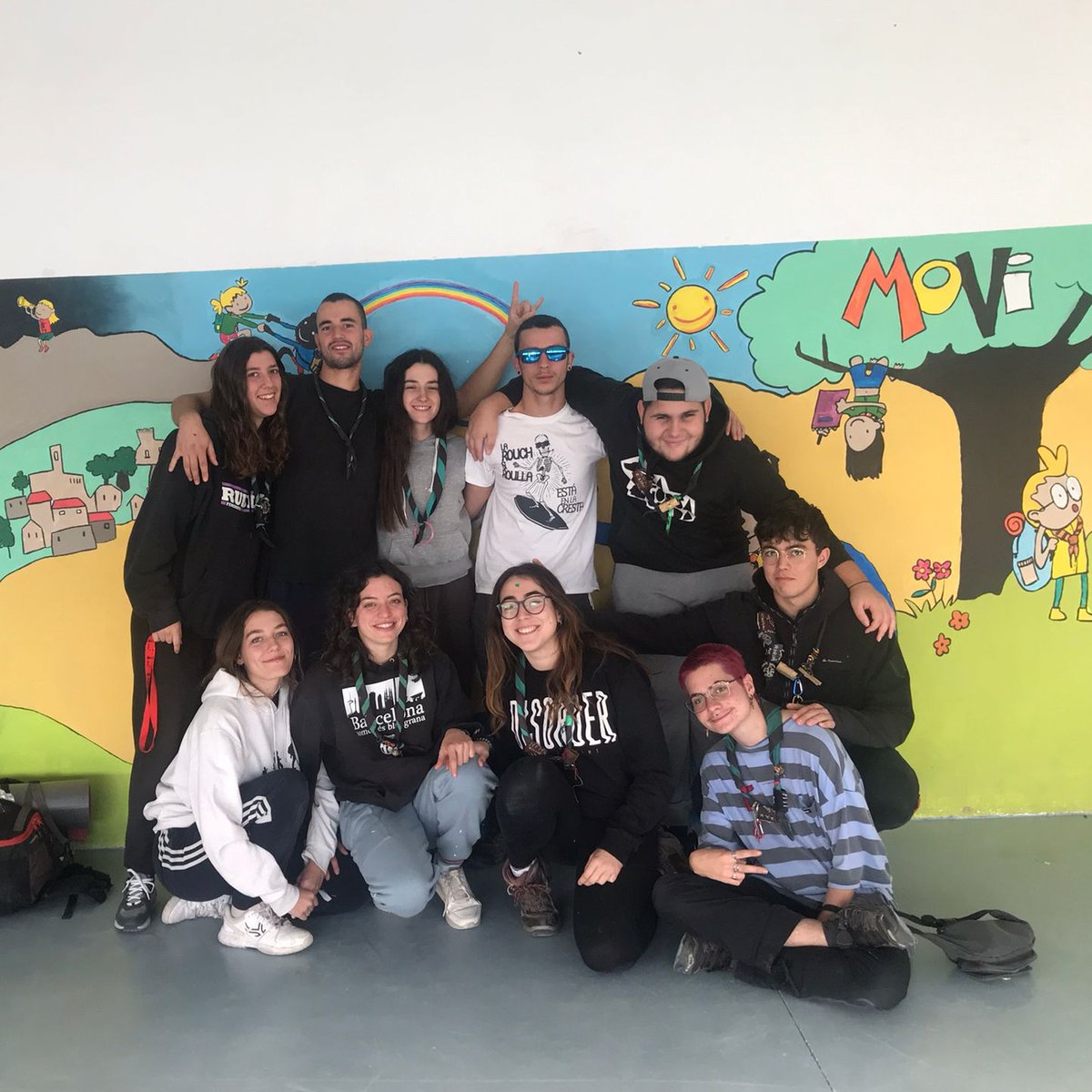 Aquest cap de setmana les caps hem preparat l'AGO (l'Assemblea General Ordinària).
Hem hagut de posar en comú el treball realitzat durant les darreres setmanes i hem preparat la nostra actuació a l'AGO.

Moltes gràcies al Movi de Tous per deixar-nos dormir al seu local!💚