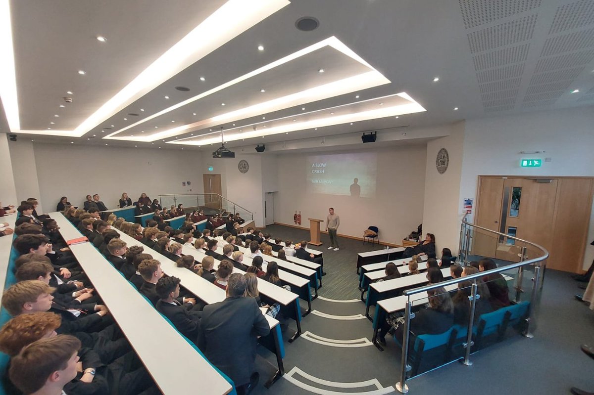 OakhamSch's tweet photo. Form 6 pupils recently welcomed @IainMahony who gave an engaging talk entitled “A Slow Crash” as part of their Wellbeing programme. Read more > https://t.co/846GbwxQMG https://t.co/e6NCYqhEG5
