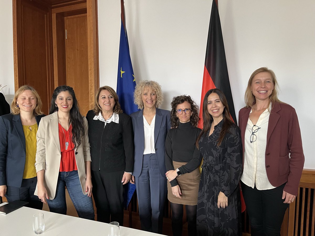 ecoklas's tweet photo. @climatemorgan Tenemos responsabilidades comunes pero diferenciadas y los países acreedores ambientales exigimos en #cop27 el financiamiento acordado de los responsables de esta crisis climática para que la transición sea justa y no deje a l@s trabajador@s del sur global atrás. https://t.co/rJ3jIa16oW