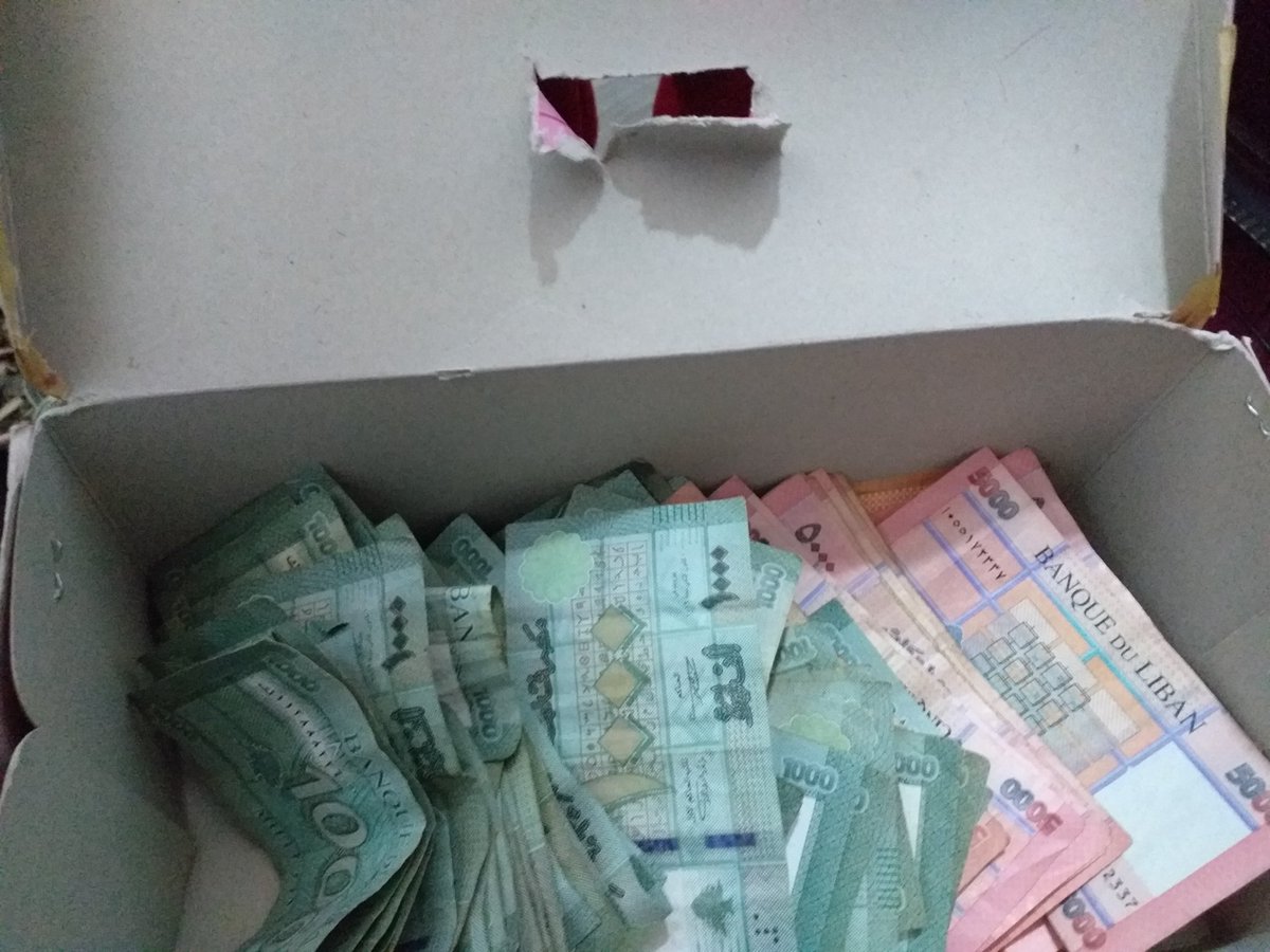 بنتي فتحت القجة طلعلا فيها 200و  13000 الف قال بدا تروح هي ورفقاتا ياكلو سندويشات بالمطعم قولكن بيشترولا سندويش وببسي ؟ انتو شوفو ملا قجة كرتونة صباط 😂لمصاري بتسوى صباط 😂🤦‍♀️