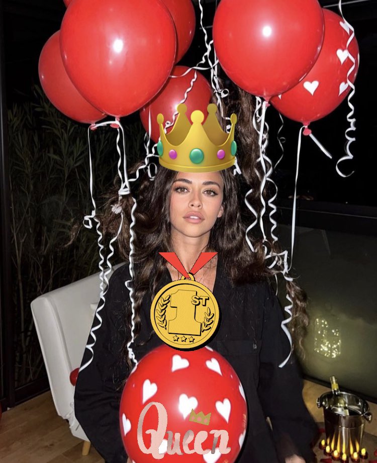 jess38120's tweet image. Mettez notre reine Jessy  sur un piédestal ,elle les éclate tous,leur alliance à 46 il a fallu que la prod les aide pour la sortir tellement elle survole le jeu !Elle a gagné face à cette bande de toutous en laisse,elle a gagné notre cœur,notre gagnante est là @w9 #LesCinquante