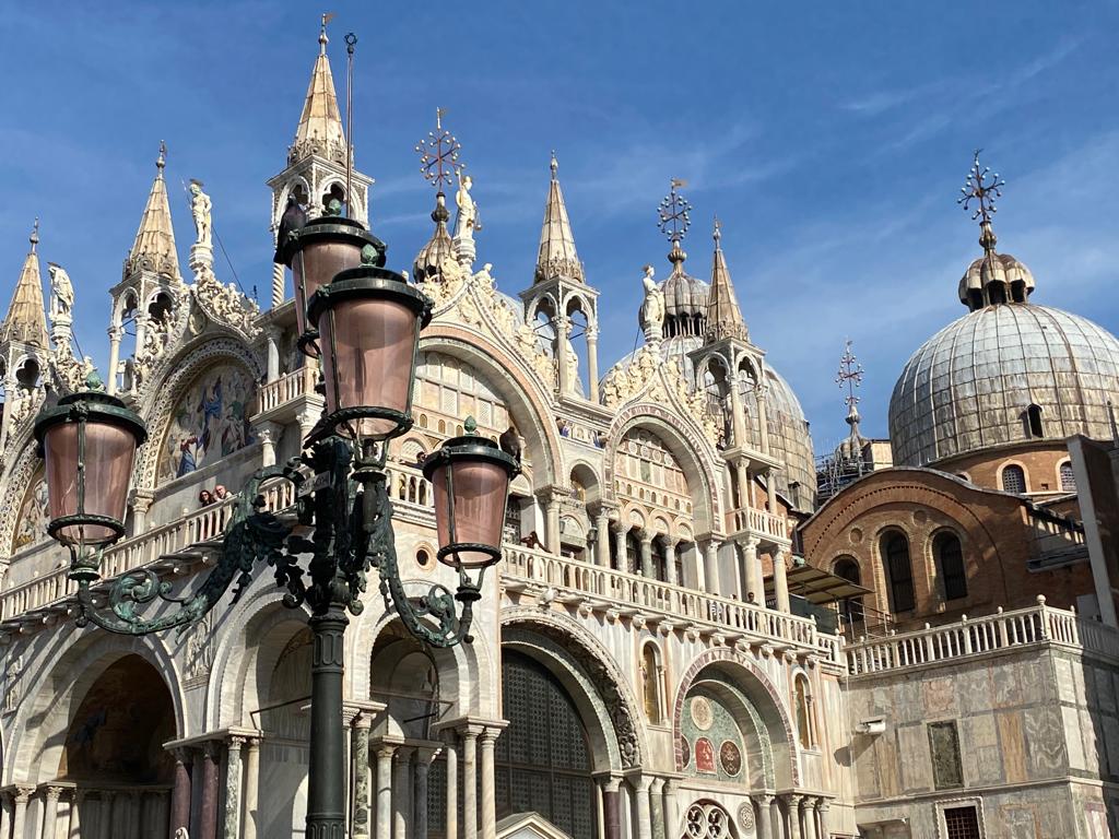 With the bright sun of November, we wish you a wonderful week from #Venice!

#cantinaaziendeagricole #bar #osteria #bacaro #piazzasanmarco #saintmarkssquare #discovervenice #visitvenice #veneziaiunoscatto #cartolinadavenezia #venicepostcard #venicegram #instavenice