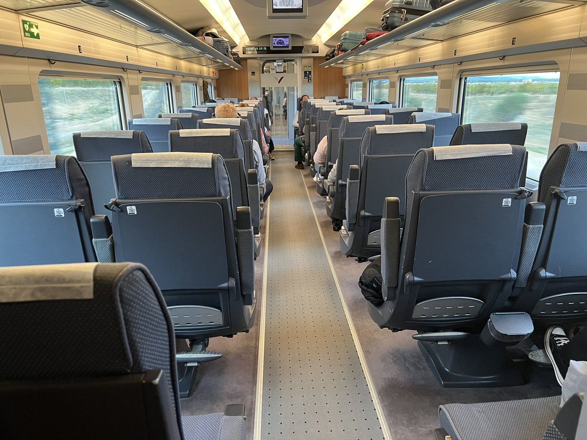 Ealvarezramos's tweet photo. @usuariosaveseg1 este es el aspecto del ave Madrid-Leon con parada en Segovia 15:08. Ni un solo billete para comprar. Tren completo. En mi vagón cuento hasta con 20 plazas libres. #peroquépasaconrenfe https://t.co/AYH54o0XRx