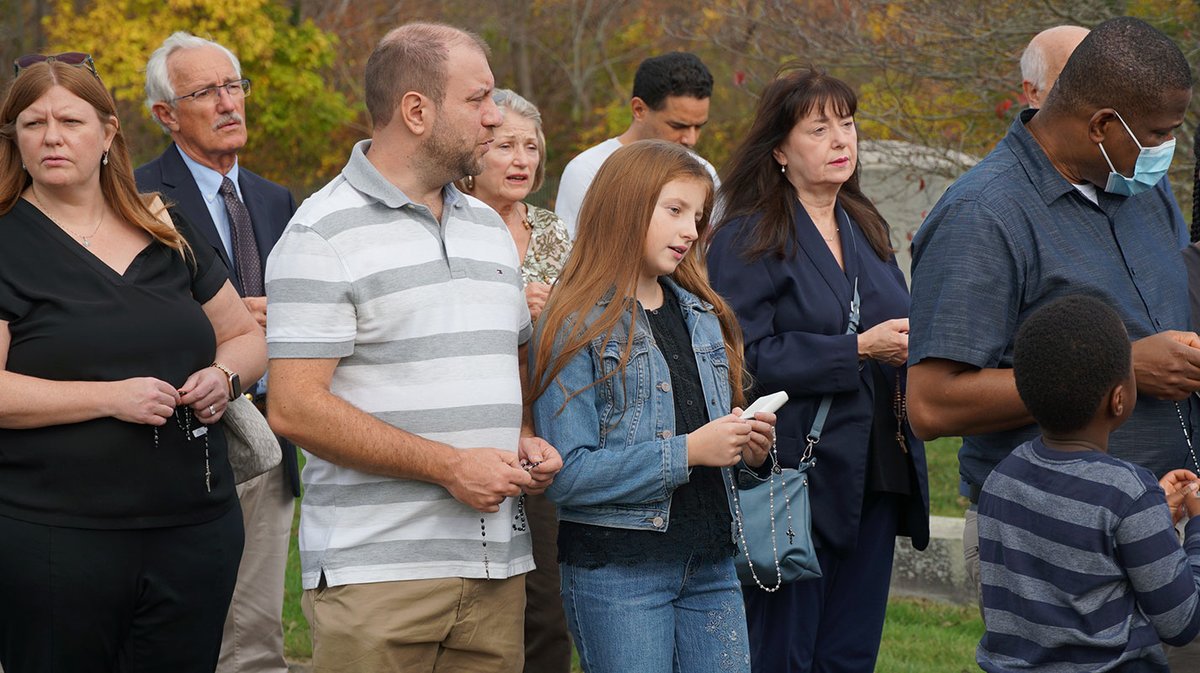 StCathTrumbull's tweet photo. Dozens of parishioners joined Fr Marcello yesterday to pray the Glorious Mysteries of the Rosary in Nichols Village Cemetery. November is dedicated to prayer for the faithful departed; they prayed for departed members of St. Catherine’s parish &amp; those buried in the cemetery. https://t.co/nFka5NIVrT