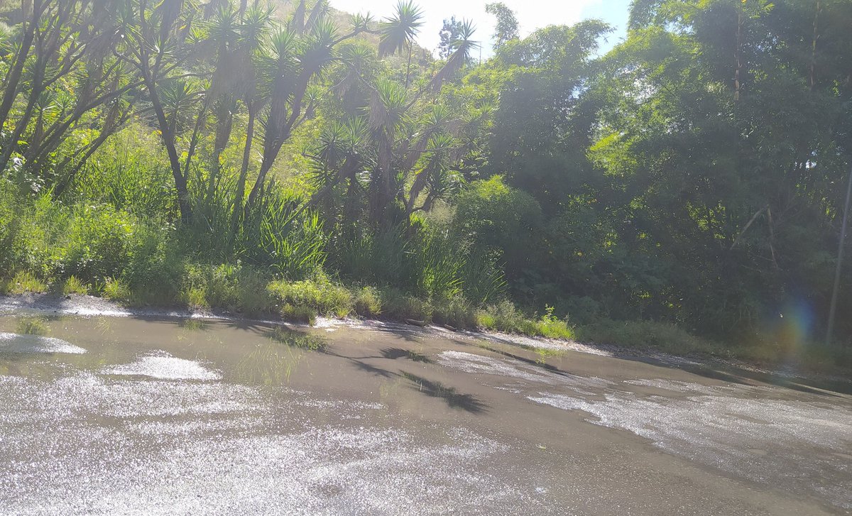 nchacin's tweet photo. @HidroCapital2 Los vecinos de #LaBonita #Baruta tenemos semanas reportando este bote de agua ¿o tenemos que esper que la calle se hunda completamente? El asfaltado que hizo @AlcaldiaBaruta una semana antes del bote, se perdió y en la parte alta no estamos recibiendo #agua. https://t.co/bkrF4ARRmh