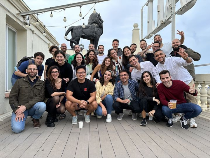 📸 Mais um #CrediCon na Espanha! Nesse evento, cada pessoa prepara a própria palestra/workshop sobre um tema de interesse. Quem aí foi? 💚