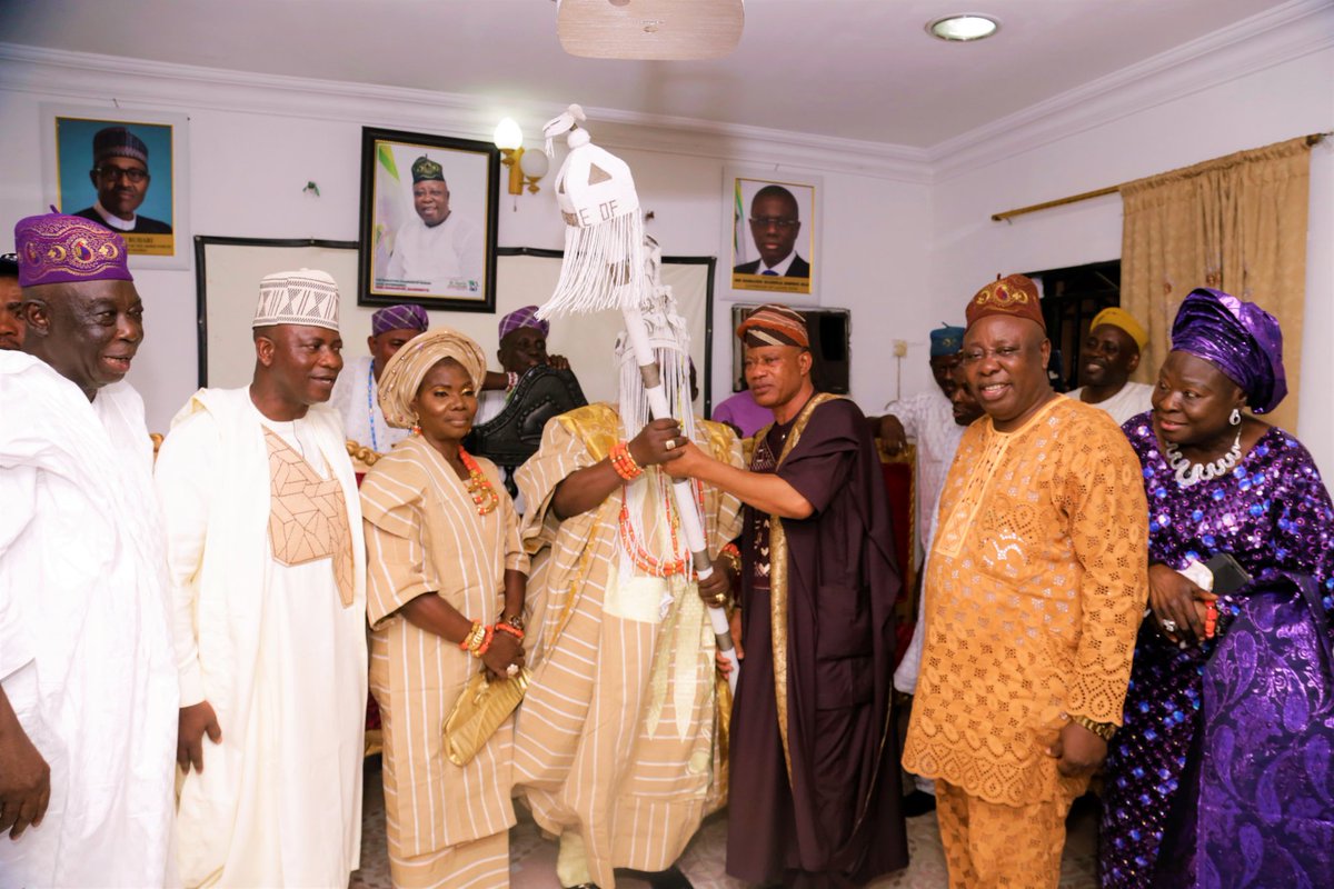 mlgca_lasg's tweet photo. Last weekend at Mushin LG, SA to MG #MrBabajideOlusolaSanwoOlu on LG&CA; Hon. Kayode Robert on behalf of #MrGovernor installed and presented the Staff of Office & Instrument of Appointment to Oba Tajudeen Ishola Odubiyi as the Onitire of Itire Kingdom.
#ForAGreaterLagos
#mlgca https://t.co/2OWObTPUWK