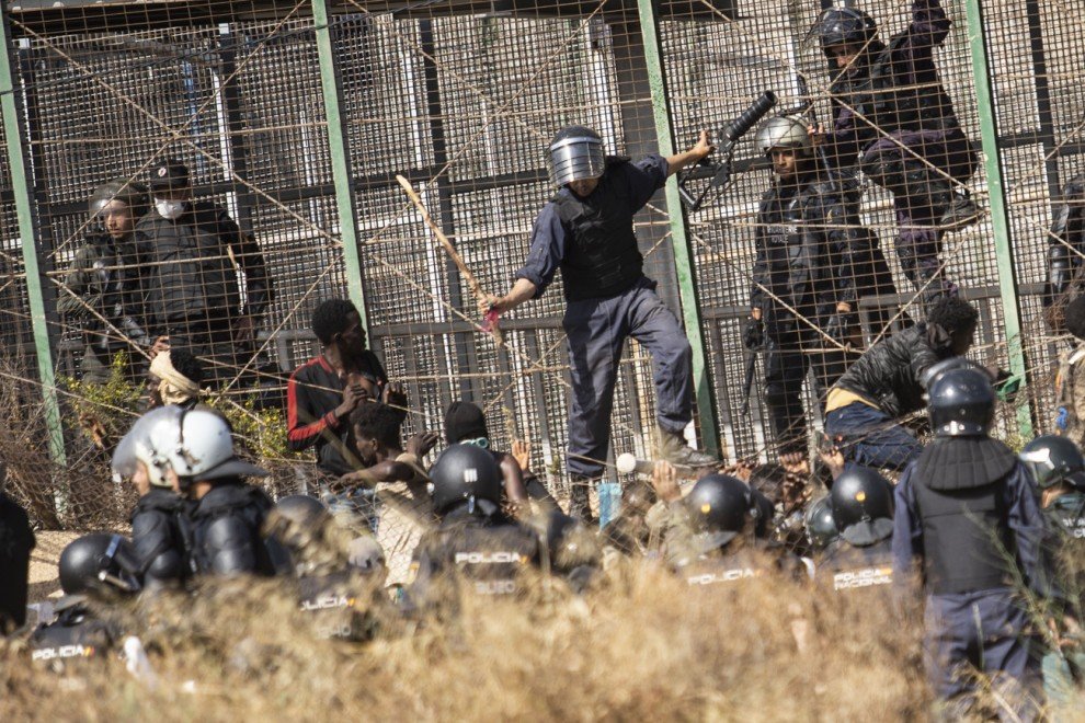 Marlaska se cubre de sangre y de mentiras, el Estado español ocultó su responsabilidad en la masacre de Melilla.

#estadoespañol

serviralpuebloperiodico.wordpress.com/2022/11/07/mar…