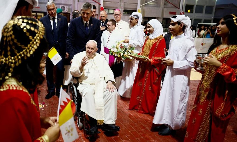 DruzinaSi's tweet photo. Papež Frančišek #Pontifex je bil od 3️⃣. do 6️⃣. novembra 2️⃣0️⃣2️⃣2️⃣ na apostolskem potovanju v Kraljevini Bahrajn. V fotogaleriji in kratkem video posnetku si oglejte osrednje točke njegovega potovanja. ⬇️⬇️⬇️
https://t.co/YyIuJubUXZ https://t.co/ILjSOhdIEC