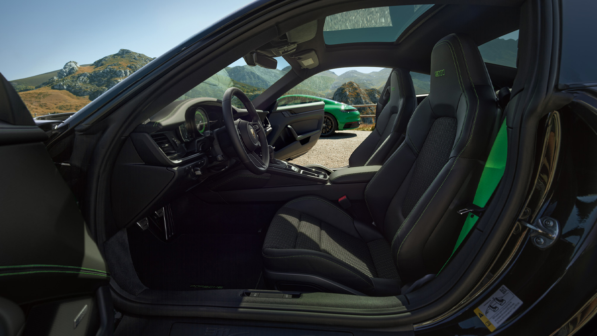 The new #911CarreraT puts a contemporary spin on a beloved classic. With the choice between PDK and seven-speed manual transmission, every drive brings new thrills. bit.ly/3eOqFjV #Sportmade