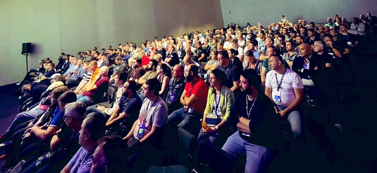The full house are ready to get their minds blown 🤯 once they see the power of #VMwareTanzu Application Platform for both Developers and Operators by the talented <a href="/benbravo73/">Ben Wilcock</a>, <a href="/mylesagray/">Myles Gray</a>, &amp; <a href="/salmto/">Timo Salm</a> at #VMwareExplore