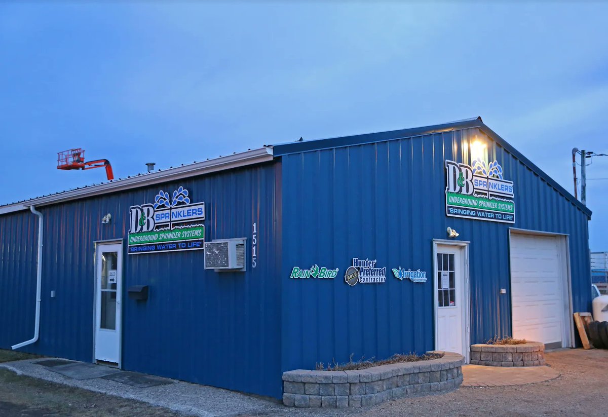 Is it just me or is the time change really messing with everyone this morning? 😴
Is it 8:00 or 9:00? What's up what's down? Where's my coffee? 

#daylightsavings #fallback