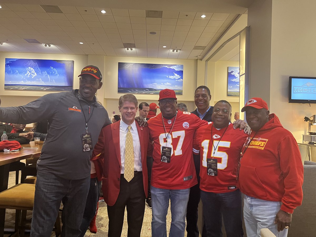 Noland_Jr's tweet photo. 2022 KC Legends weekend in the books! Great time, great athletes, and GREAT WIN! #KCLegends #SuperGnat #NolandSmith #NolandSmithJr https://t.co/XXWWiavo89