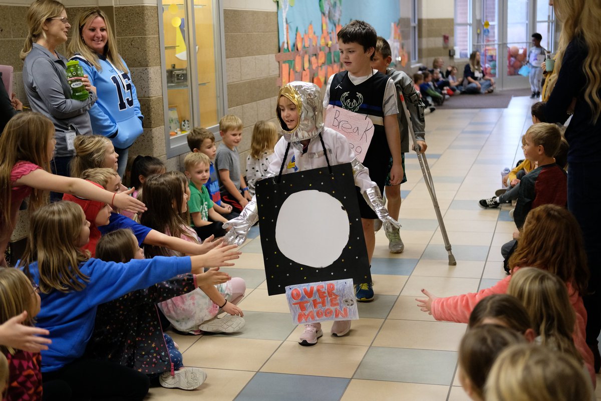 HSSD's tweet image. We are "over the moon" that our Bay Harbor students are "peas in a pod."
After learning about idioms, Bay Harbor students held their annual Idiom Parade. An idiom is a word or phrase that has a non-literal meaning. #InnovativeProgramming