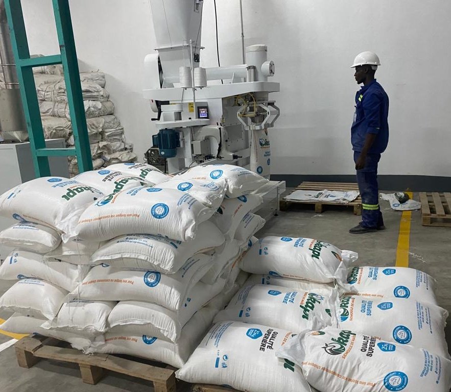 Bernard_bahati's tweet image. Comment peut-on acheter de la farine de marque #Ougandaise et #Rwandaise pour donner aux déplacés de guerre qui sont à Goma,
Pourtant la #RDC a déjà sa marque @OkapiAgro produit localement? 
Je ne comprends rien...