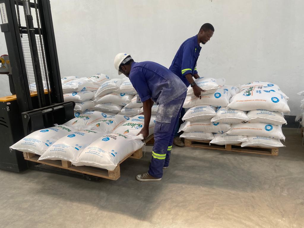 Bernard_bahati's tweet image. Comment peut-on acheter de la farine de marque #Ougandaise et #Rwandaise pour donner aux déplacés de guerre qui sont à Goma,
Pourtant la #RDC a déjà sa marque @OkapiAgro produit localement? 
Je ne comprends rien...