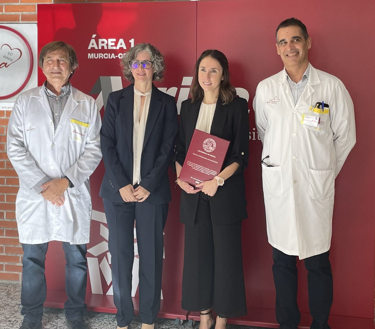 LabArrixaca's tweet image. La tesis defendida el 4 de noviembre por la Dra Laura Rosado ha estado bajo la dirección del Dr. @joselalonso2, jefe del servicio de Oncología y los Dres. @fruizespejo y  @amparosarabiam, adjuntos del Laboratorio de Genómica del @LabArrixaca 
@AreaUnoArrixaca 
@Murciasalud