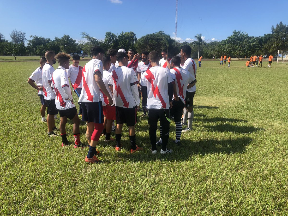 Crespo1Reinier's tweet photo. Luego de una temporada bien larga de mucho trabajo y sacrificio  el @FcGuanabo campeón de la @LigaSnet este título va para todos aquellos que creyeron en nosotros y nos dieron su apoyo para Vallekas para la afición del @RayoVallecano . Gracias @oscar8trejo por confiar en nosotros https://t.co/yOG6wg6KGX