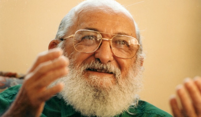 BohnGass's tweet photo. Acabo de ver um vídeo de uma bozonarista que está indo às ruas protestar contra a indicação de Paulo Freire para o Ministério da Educação do novo governo @LulaOficial. Patrono da Educação brasileira, Freire morreu há 25 anos. Quem dera estivesse vivo para ser nosso ministro. https://t.co/zeFiYA0AQf