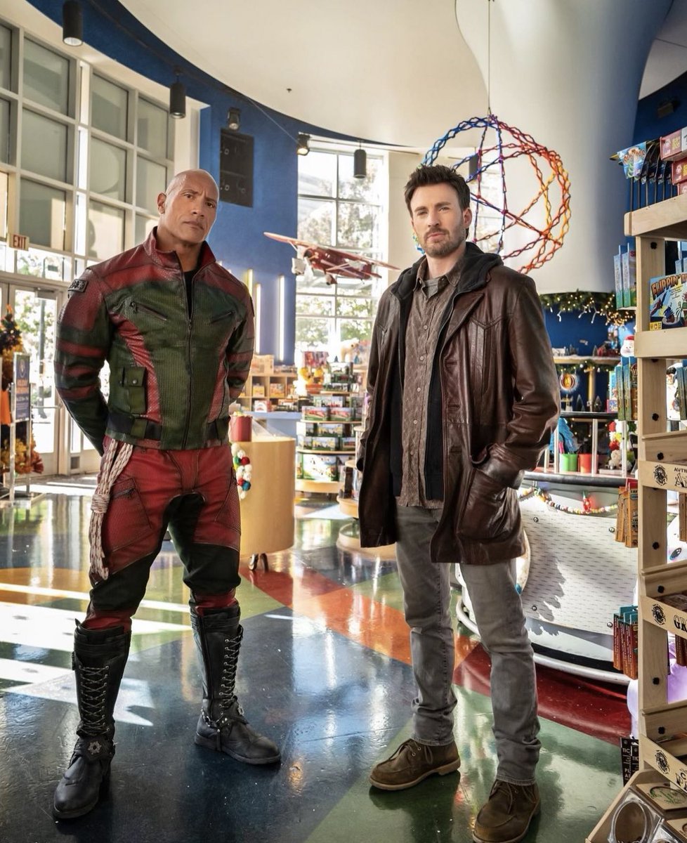 dailyevans_'s tweet photo. chris evans and the rock https://t.co/oEAIqAksxP