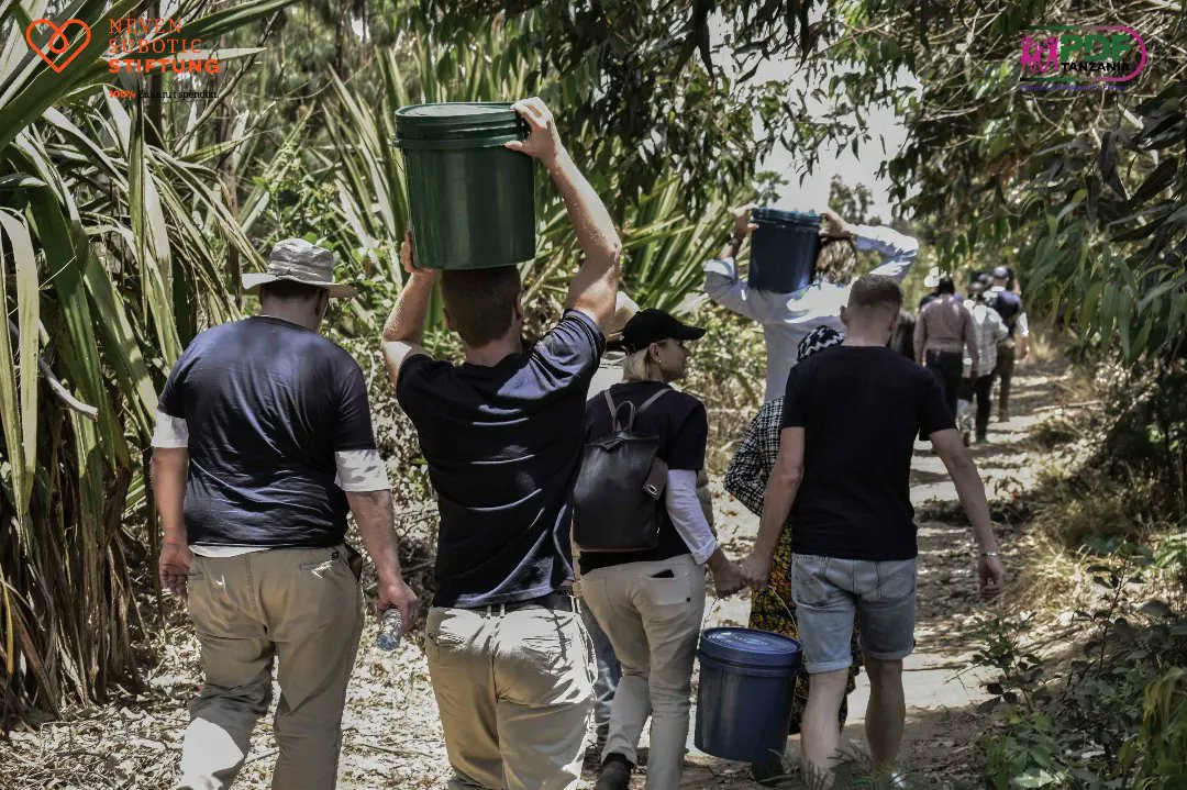 pdf_tz's tweet photo. We have climbed the hills together, we have gone down the hills together to see the water problem that our fellow human beings have gone through

We have carried buckets of water together, showing that we are sensitive to the challenges they are facing
@SuboticStiftung https://t.co/MgCF8vPNNw