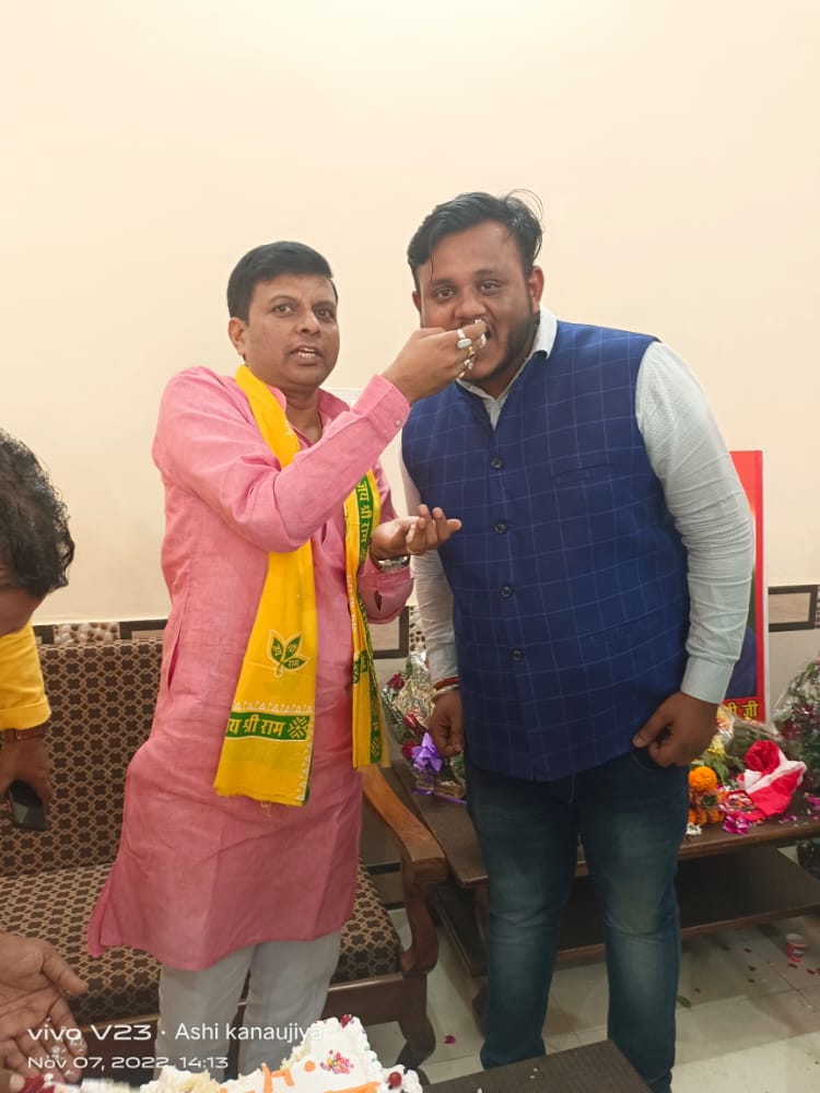 Bambalal_BJP's tweet photo. आज सफीपुर कार्यालय पर मेरे जन्मदिन के अवसर पर क्षेत्र के सम्मानित कार्यकर्ताओं /साथियों ने आकर दी बधाई ।
आप सभी का बहुत -बहुत धन्यवाद।। https://t.co/2gRFjp9rN2